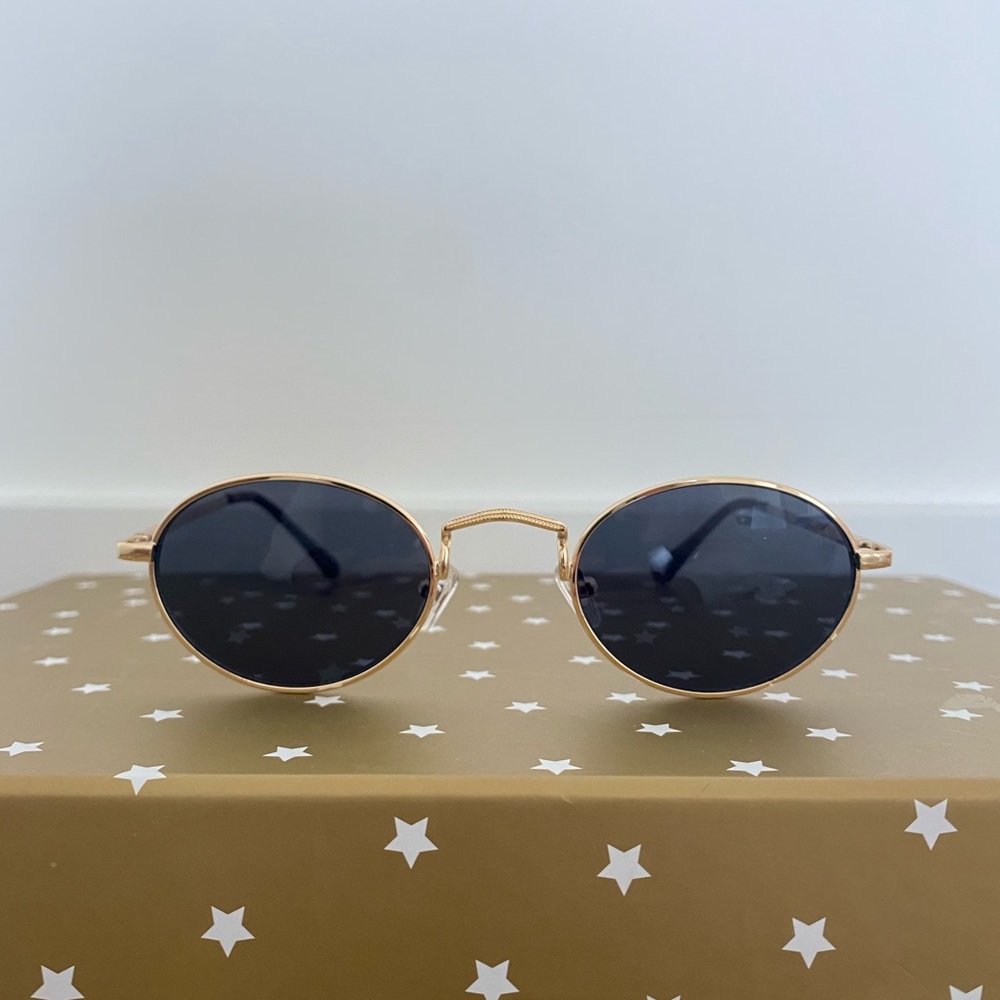 Vintage 90s oval sunglasses